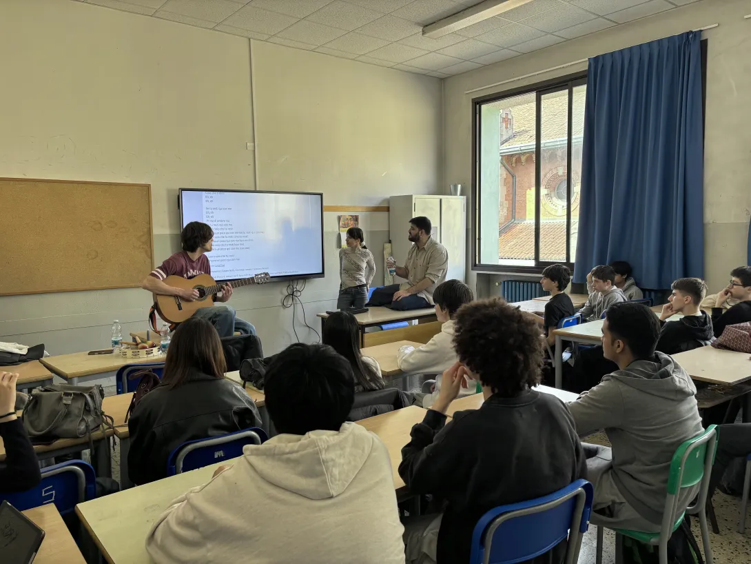 Studenti partecipano a un incontro di Officine Buone sul volontariato nelle scuole di Milano.